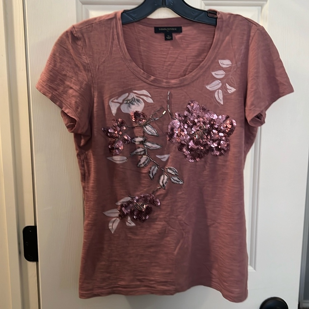 Banana Republic embroidered dusty pink shirt. Size x-small fits like Small.